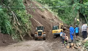 Tanah Longsor, Ruas Jalan Nasional Bagbagan - Kiaradua Sukabumi Lumpuh Total, Akses Jalan Dialihkan