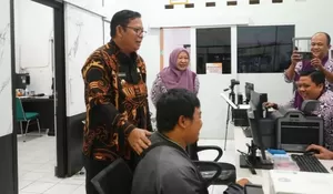 Hari Pertama Masuk Kerja Usai Libur Nataru, Pj Wali Kota Sukabumi Sidak Bagian Pelayanan Publik