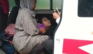 Gegara Jalan Rusak Parah, Perempuan Muda di Sukabumi Terpaksa Melahirkan di Ambulans