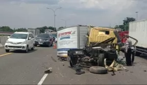 Kecelakaan di Tol Jagorawi, Truk Box Ringsek Tabrak Dua Tractor Head