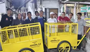 Salurkan Gerobak Sampah, Anggota DPRD Kota Bogor Juhana Ajak Warga Jaga Kebersihan Lingkungan