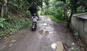 Masih Ada Jalan Penghubung Dua Kecamatan di Bogor yang Rusak Parah