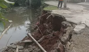 Lahan Parkir di Pinggir Sungai Bojonggede Tergerus Longsor