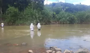Jembatan Diterjang Banjir, Pelajar di Simpenan Sukabumi Bertaruh Nyawa Menyebrangi Sungai ke Sekolah