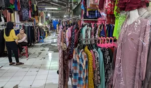 Kalah Saing dengan Jualan Online, Pedagang Baju di Pasar Ciluar Keluhkan Omzet Turun hingga 70 Persen