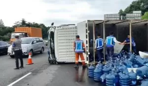 Truk Terguling, Galon Berserakan di Tol Jagorawi