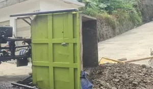Truk Bermuatan Batu Split Terguling di Caringin Bogor, Sopir Alami Luka-luka