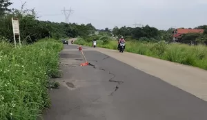 Jalan Bomang Amblas, Pengendara Harus Hati-hati
