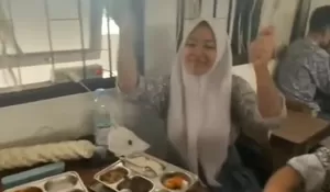 Asik Banget, Siswi SMA Ini Nikmati Makan Bergizi Gratis Bareng Teman-temannya, Bawa Kerupuk dan Sambal dari Rumah