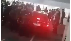 Kabur Dari Demo Pegawai, Satryo Soemantri Tinggalkan Kemendikti Naik Mobil RI 25