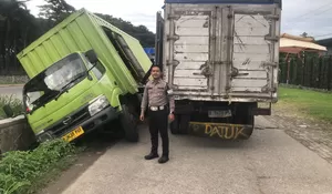 Gegara Nyalip Gerobak Cireng, Truk Box Masuk Gorong-gorong di Sentul Bogor