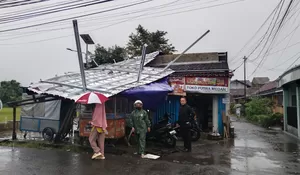 Diterjang Angin Kencang, Atap Rumah Roboh Timpa Pekerja Bangunan di Margajaya Bogor