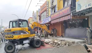 Satpol PP Bongkar Teras 76 Ruko di Cileungsi Bogor, Ini Alasannya