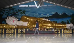 Mengunjungi Patung Buddha Tidur Raksasa di Bogor Jelang Imlek, Salah Satu yang Terbesar di Indonesia