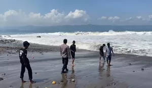 Gelombang Tinggi Masih Terjadi di Pesisir Selatan Sukabumi, Ketinggian hingga 3 Meter dan Bawa Sampah ke Pantai