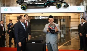 Prabowo Dihadiahi Helm F1, Tertawa Lepas Bareng PM Malaysia Gegara Pajangan Mobil