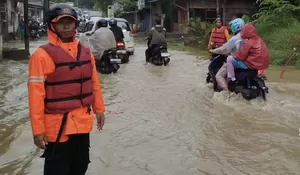 Sungai Cibarengkok Meluap, Jalan Raya Klapanunggal Bogor Terendam Banjir