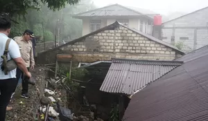 Kunjungi Korban Banjir di Puncak Bogor, Pj Bupati Serahkan Bantuan