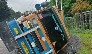 Parkir di Bahu Jalan, Truk Bermuatan Batu Slip Terguling Lantaran Jalam Amblas