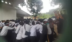 Nggak Terima Dikatai 'Dewan Pengkhianat Rakyat', Anggota DPRD Kabupaten Sukabumi Cekcok dengan Guru Honorer