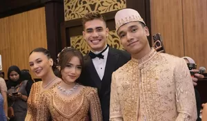 Foto Bareng di Pernikahan Frans Faisal, Fuji An dan Aisar Khaled Bikin Netizen Heboh!