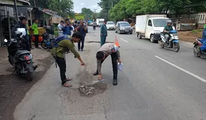 Jalan Berlubang di Cileungsi Bogor Makan Korban, Pemotor Pemerempuan Tewas Dihantam Truk