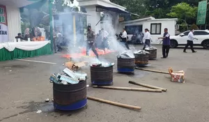 Kejari Bogor Musnahkan Barang Bukti Sitaan, Ribuan Slop Rokok Ilegal Dibakar