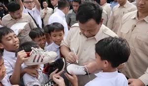 Kala Prabowo Tandangtangani Sepatu Futsal Murid SD di Bogor, Langsung Dikerumuni Sambil Sodorkan Sepatu