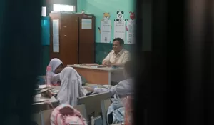 Duduk di Bangku Guru, Prabowo Mendadak Sidak Makan Bergizi Gratis di SDN Kedung Jaya Bogor