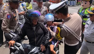 Kaget Disetop Polisi, Pengendara Motor Bukannya Ditilang Malah Dikasih Kue Cokelat