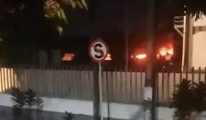 Kebakaran Gudang di Gunungputri Bogor, 5 Mobil Damkar Dikerahkan Padamkan Api