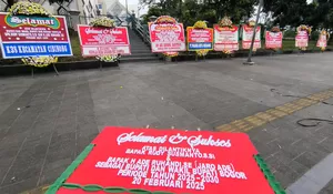 Jelang Pelantikan Bupati Rudy Susmanto, Halaman Pemkab Bogor Dipenuhi Karangan Bunga