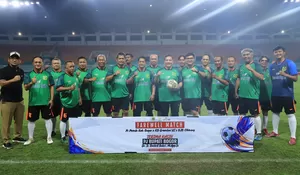 Pj Bupati Bogor Akhiri Masa Tugas dengan Main Sepak Bola di Stadion Pakansari