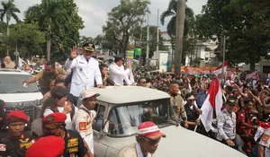 Pakai Mobil Klasik, Rudy Susmanto - Ade Ruhandi Tiba di DPRD Bogor Diiringi Ribuan Massa
