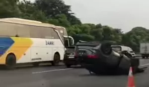 Kecelakaan di Tol Jagorawi, Mobil HRV Terbalik, Satu Orang jadi Korban