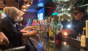 Jelang Ramadhan, Satpol PP dan DPRD Sita Ratusan Botol Miras Golongan B dan C di Kota Bogor, Razia Diwarnai Aksi Bersitegang