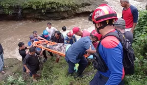 Lansia Terperosok dari Tebingan Setinggi 5 Meter ke Sungai Ciliwung Bogor, Kepala hingga Kakinya Terluka