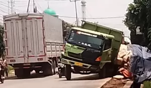 Hindari Pemotor, Truk Pengangkut Semen di Gunungputri Terperosok ke Selokan