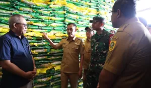 Jaro Ade Tinjau Gudang Bulog, 5.400 Ton Beras Disiapkan Jelang Ramadhan