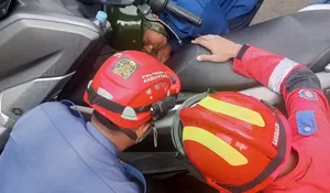 Apa Aja Bisa, Bahkan Urusan Kunci Motor Tertinggal di Bagasi Jok Motor Damkar Jadi Penyelamat