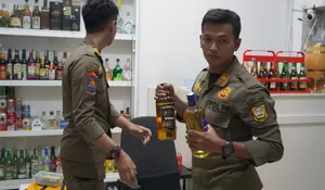 Toko Lanny Digerebek Satpol PP, Ribuan Botol Miras Diamankan