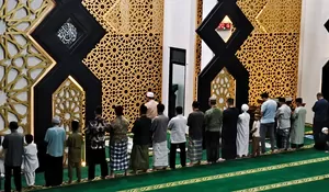 Salat Tarawih Pertama di Masjid Agung Baitul Faizin, Hujan Deras Guyur Wilayah Cibinong Sejak Sore