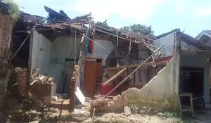 Cuaca Ekstrem Landa Kabupaten Sukabumi, Rumah Warga Roboh Diguyur Hujan Lebat dan Angin Kencang