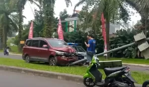 Siang Bolong, Pengendara Mobil Tiba-tiba Tabrak Lampu Taman di Kemang