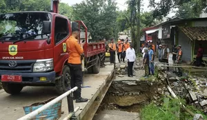 Tinjau Perbaikan Jembatan Amblas, Rudy Susmanto Pastikan Jalur Citeureup - Sukamakmur Bisa Dilalui Warga