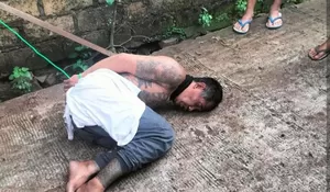 Terkulai Lemas, Pria Bertato Jadi Bulan-bulanan Warga Usai Kepergok Maling Motor