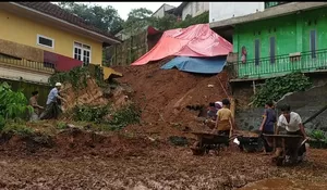 Warga Evakuasi Bocah 8 Tahun Tertimbun Longsor di Puncak Bogor dengan Alat Seadanya, Beruntung Masih Tertolong