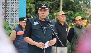 Wali Kota Tri Adhianto Ajak Semua Bantu Bersih-Bersih Dampak Bencana Banjir di Kota Bekasi