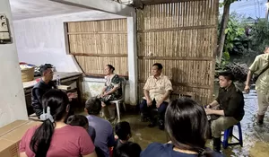 Momen Prabowo Buka di Rumah Warga Bekasi yang Kebanjiran, Air Masih Menggenang