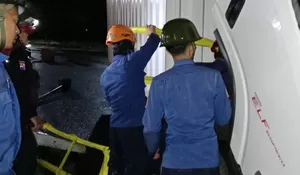 Mobil Box Nyangkut di Portal Pembatas Ketinggian di Sentul, Damkar Bergerak Lakukan Evakuasi